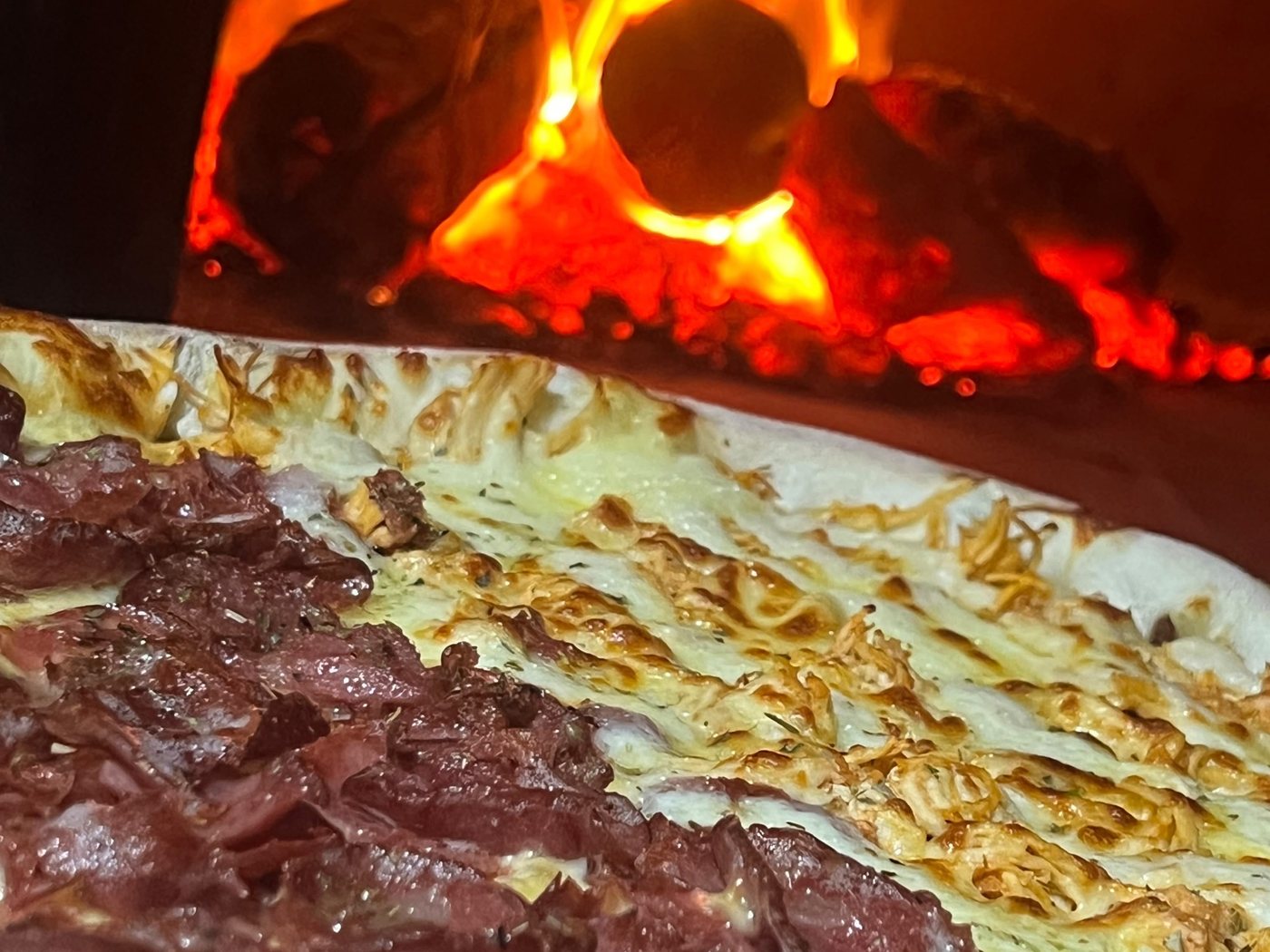 Pizza em cima da brasa, na boca do forno