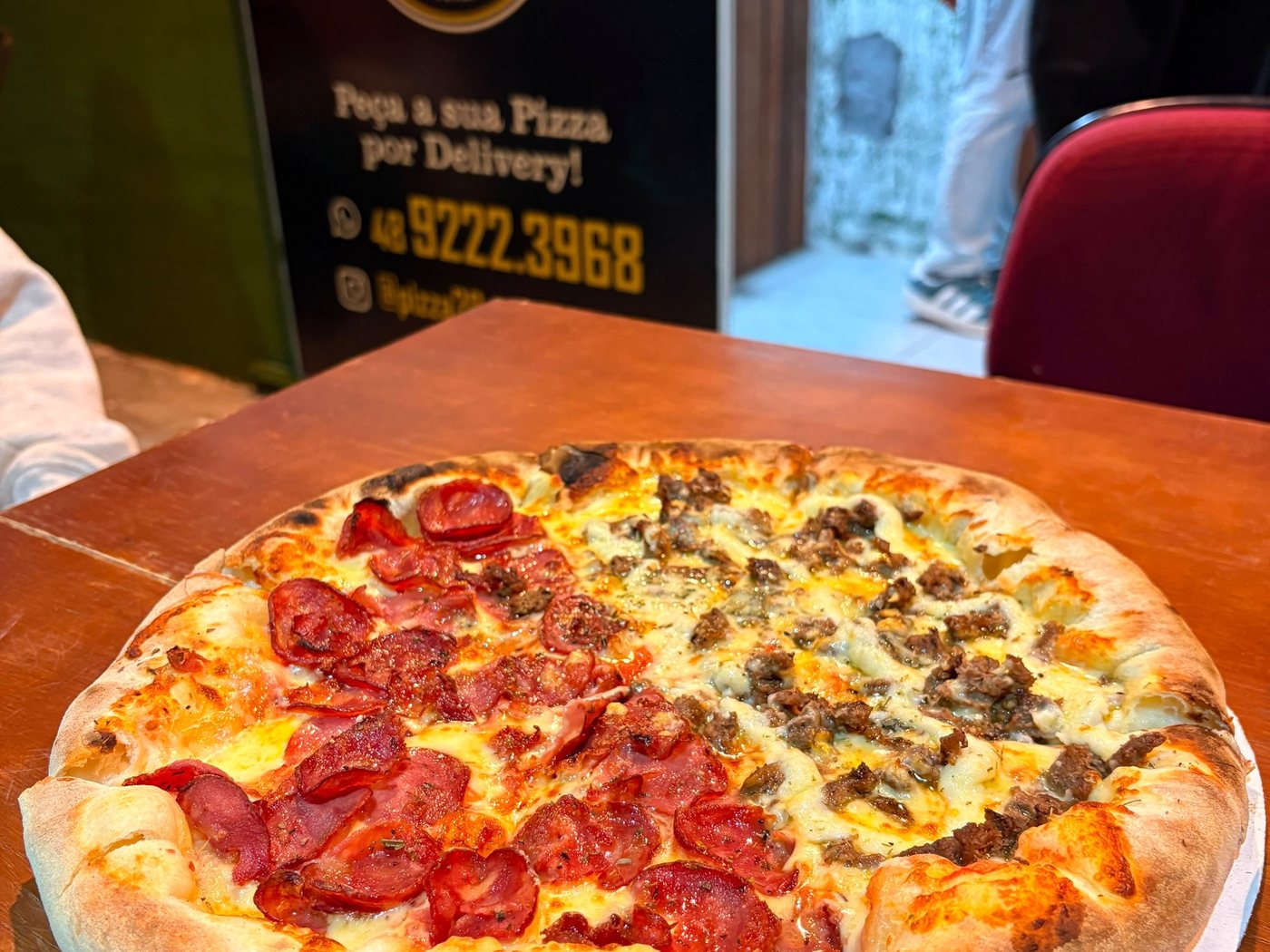 Pizza na mesa do salão da Pizza 38